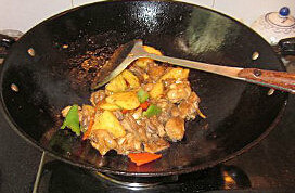 菠萝炒鸡块 ,锅内放入姜片、蒜片和青红椒爆香，再放入菠萝和炒好的鸡块，放入<a style='color:red;display:inline-block;' href='/shicai/ 721'>蚝油</a>炒匀即可