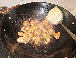 菠萝炒鸡块 ,锅内放油，加热，放入腌好的鸡块炒熟，盛起