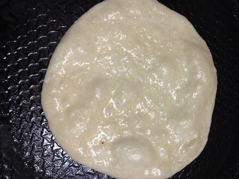 烫面饼,如图放到锅里,一面鼓泡,即可,翻面