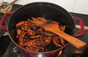 豉香鸡爪 ,加入<a style='color:red;display:inline-block;' href='/shicai/ 788'>生抽</a>，<a style='color:red;display:inline-block;' href='/shicai/ 10588'>糖</a>，<a style='color:red;display:inline-block;' href='/shicai/ 13417'>酒</a>炒匀，盖上锅盖小火焖煮，大约15分钟