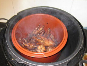 豉香鸡爪 ,煮好后的豉香鸡爪，装进炖锅加盖入高压锅蒸15分钟以达到更软烂的效果