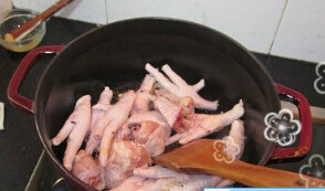 豉香鸡爪 ,油锅，放入，<a style='color:red;display:inline-block;' href='/shicai/ 694'>豆豉</a>、蒜末，<a style='color:red;display:inline-block;' href='/shicai/ 37'>姜</a>片爆香，再加入<a style='color:red;display:inline-block;' href='/shicai/ 89'>鸡爪</a>和<a style='color:red;display:inline-block;' href='/shicai/ 96'>鸡翅</a> 炒香