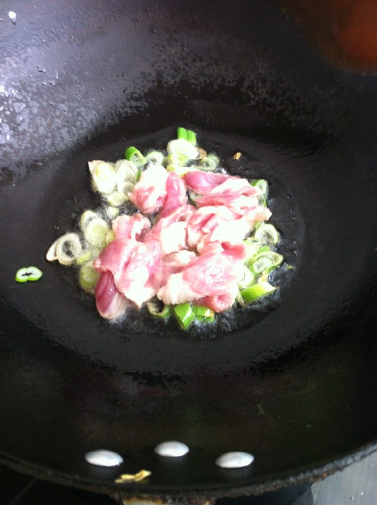 乱炖,如图,热锅凉油,放<a style='color:red;display:inline-block;' href='/shicai/ 3250'>葱</a>花爆香,放五花肉翻炒。