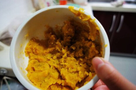 美奶滋红薯甜心蛋糕,红薯泥自然冷却后,加入20ML左右牛奶搅拌均匀
