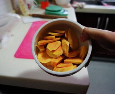 美奶滋红薯甜心蛋糕,红薯去皮切成小块,放入微波中微熟,压成泥