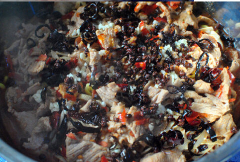 水煮肉片,将蒜末和煸油捞起的辣椒们铺在肉片上