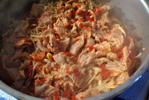 水煮肉片,将肉片与汤倒入之间准备好的打底千张和豆芽上