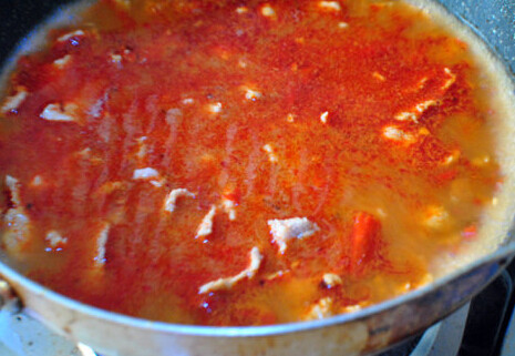 水煮肉片,加入清水和<a style='color:red;display:inline-block;' href='/shicai/ 756'>鸡精</a>，大火将汤煮开后，下肉片搅拌烫熟