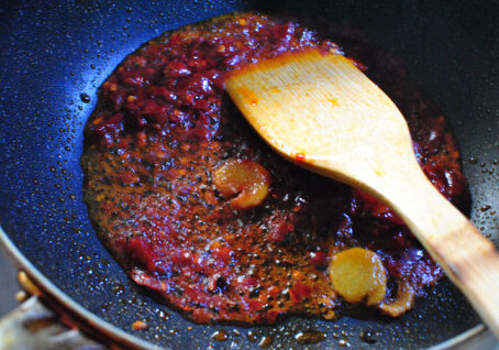 水煮肉片,将辣椒捞出备用，锅中只留煸过辣椒们的油，放入姜片，大火出香后加入豆瓣酱2-3勺，煸出红油