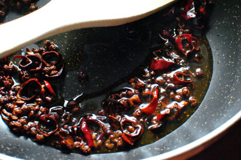 水煮肉片,油锅倒入干辣椒丝和<a style='color:red;display:inline-block;' href='/shicai/ 700'>花椒</a>，中小火煸至出香味且辣椒们变深红色