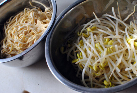 水煮肉片,找一大盆千张垫底，豆芽其次