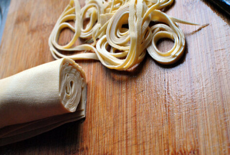 水煮肉片,千张皮切丝，沸水中，分别窜烫<a style='color:red;display:inline-block;' href='/shicai/ 120'>豆芽</a>和千张丝，捞起沥干水