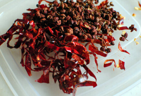 水煮肉片,瓣蒜切末，姜去皮切大片拍松备用，<a style='color:red;display:inline-block;' href='/shicai/ 86474'>干辣椒</a>去籽剪碎