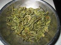 金华火腿上汤野蕨菜,野蕨菜干先用水泡开，多换几次水清洗干净备用