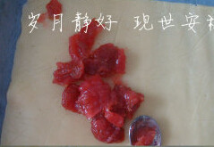 山楂夹心饼,面皮冰硬后取出,将一片铺入烤盘,涂上<a style='color:red;display:inline-block;' href='/shicai/ 2870'>山楂酱</a>