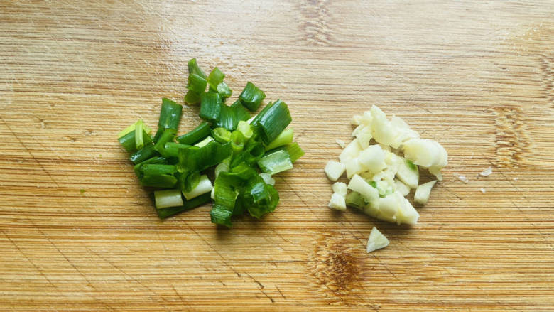 金针菇番茄汤,葱花、蒜末