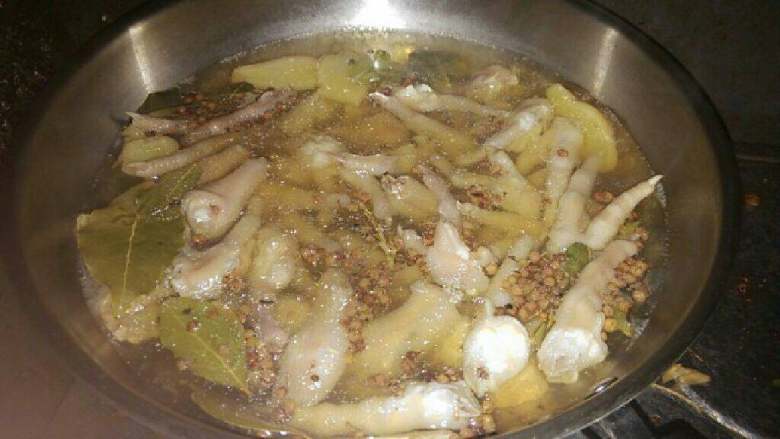 泡椒凤爪,水开后放爪子,倒一点料酒。一小瓶盖就行。大火烧开,小火咕嘟十分钟。然后关火。