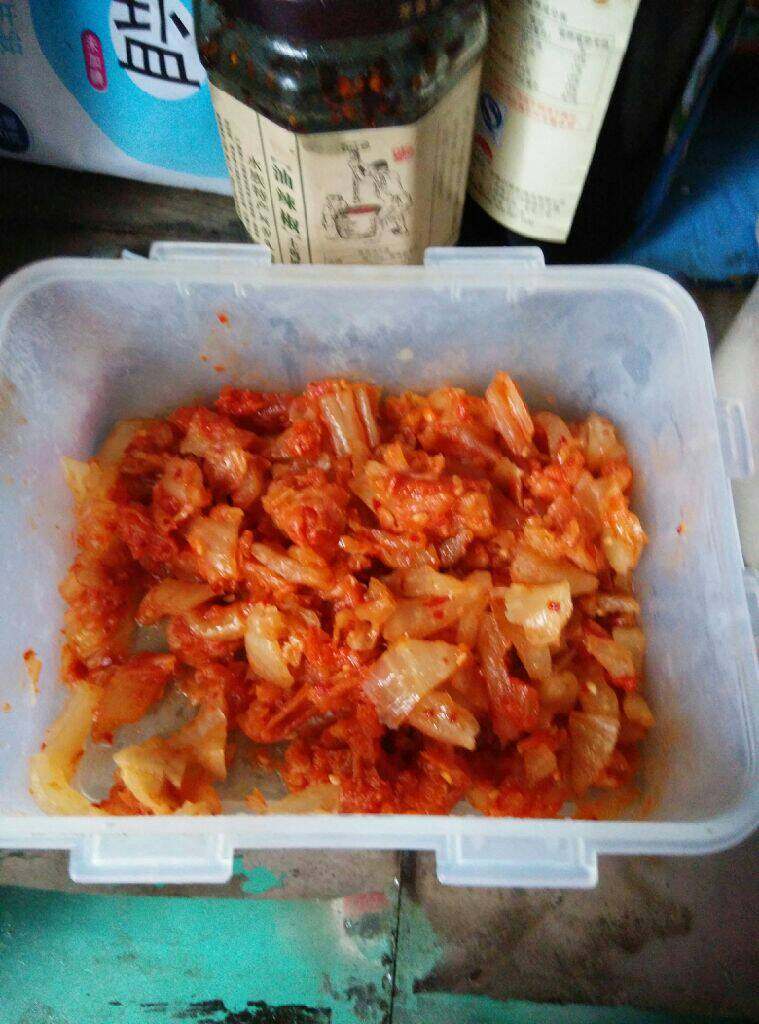 辣白菜炒饭,米饭辣白菜炒一会也不用加盐，辣白菜味很足不用加盐了，可以出锅了！
