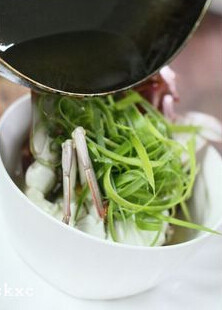 葱油倒立蟹,取出螃蟹，将葱丝放在螃蟹上，另锅烧热油，淋于葱蟹上，即成