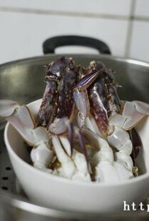 葱油倒立蟹,水烧开，将螃蟹放入蒸锅中，蒸约15分钟左右