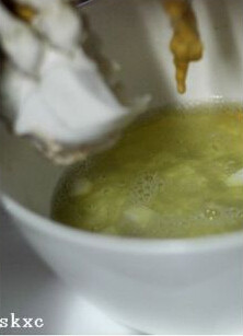 葱油倒立蟹,鸡蛋两个取蛋清，加入1茶勺盐及切成碎粒的<a style='color:red;display:inline-block;' href='/shicai/ 2800'>生姜</a>、蒜籽，搅匀，将螃蟹块放进鸡蛋清中