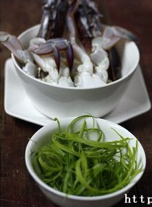 葱油倒立蟹,梭子蟹洗净斩件，葱切葱花或拉葱丝，备好一旁待用