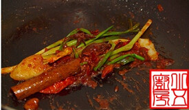 香辣牛腩,下姜片和葱,炒香,转小火,下蕲县豆瓣炒香