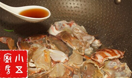 姜葱焗花蟹,将花蟹放入锅中，将生抽和凉开水淋在花蟹上