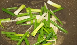 姜葱焗花蟹,热锅下油，中火爆香姜丝，葱段，将姜丝、葱段和油全部装碗待用