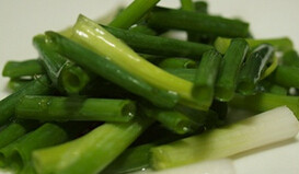 姜葱焗花蟹,花蟹清理干净，切成两大块，姜切丝，葱切段