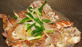 姜葱焗花蟹,将步骤2也倒在花蟹上，盖上盖子，中火煮熟