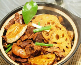 干锅莲藕鸭,将煮好的鸭肉倒入炒锅,加入莲藕翻炒,收干汤汁,装盘,撒上葱段即可