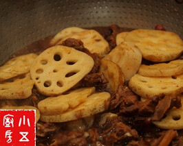 干锅莲藕鸭,将炒过的鸭肉移入砂锅,加生抽和糖,加水,大火烧开,转小火煮40分钟以上