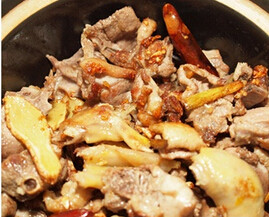 干锅莲藕鸭,热锅下油,小火爆香干红辣椒和花椒