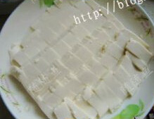 凉拌豆腐,将豆腐置于盘中，撒薄盐，10分钟后，沥去水份