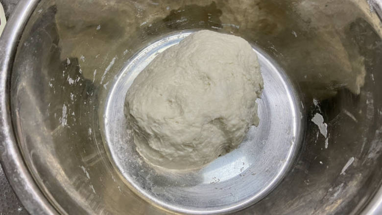 豆角焖卷子➕排骨豆角土豆焖卷子,搅拌到没有干面粉,下手揉成面团,蒙上保鲜膜,发酵到约两倍大。冬天天气冷,需要延长发酵时间