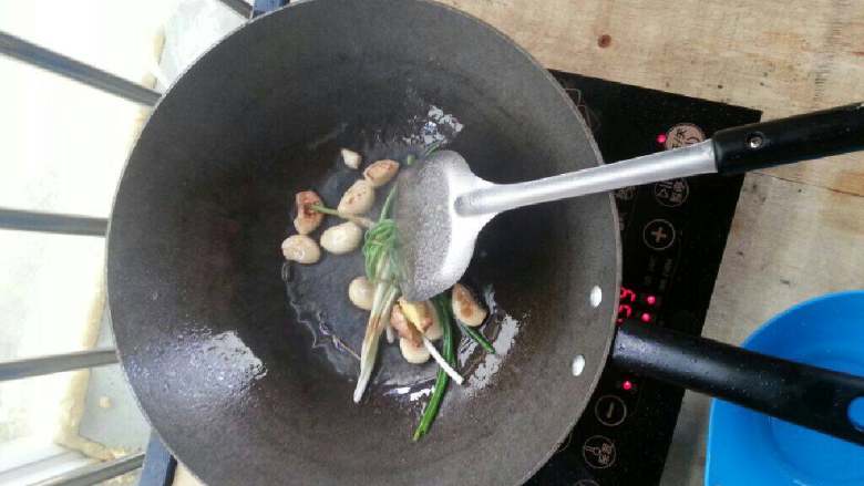 蒜香小黄鱼,煸香葱姜蒜(闻到香味即可),加入600ml清水,下入小黄鱼(冷水下鱼,水刚好淹没鱼一点点)