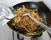 香辣豆腐皮,下辣椒丝和<a style='color:red;display:inline-block;' href='/shicai/ 93304'>香菜梗</a>，加入盐调味，继续翻炒