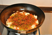 炸麻油,下<a style='color:red;display:inline-block;' href='/shicai/ 62'>辣椒</a>段，炸出香味，下新鲜<a style='color:red;display:inline-block;' href='/shicai/ 700'>花椒</a>