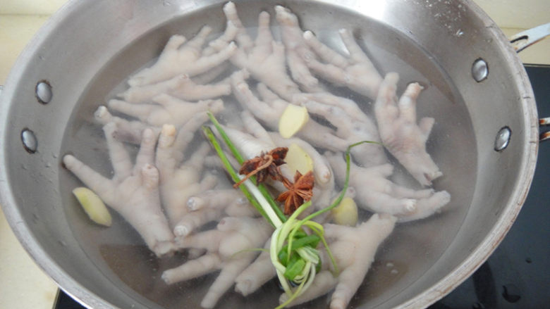 糟鸡爪,再把鸡爪冷水下锅,倒入调料盖上大火煮