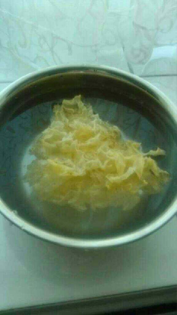 银耳莲子羹,放水里泡八个小时。。要充分浸泡呦。。