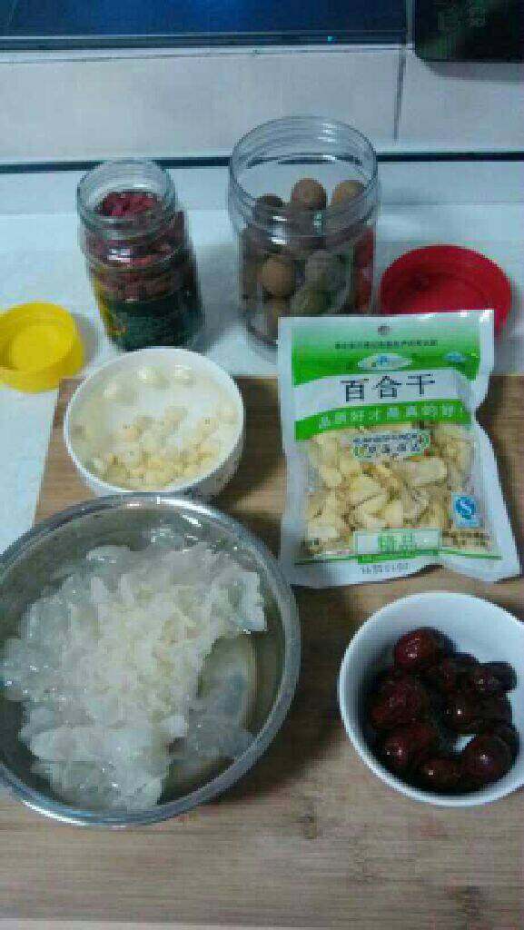 银耳莲子羹,准备银耳，<a style='color:red;display:inline-block;' href='/shicai/ 674'>莲子</a>，<a style='color:red;display:inline-block;' href='/shicai/ 36'>百合</a>，<a style='color:red;display:inline-block;' href='/shicai/ 2471'>大枣</a>，<a style='color:red;display:inline-block;' href='/shicai/ 673'>枸杞</a>。。如果后面几样没有。。只有银耳和<a style='color:red;display:inline-block;' href='/shicai/ 674'>莲子</a>也可以。。。