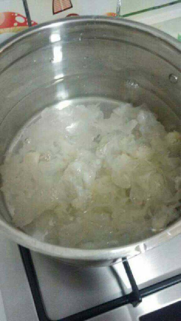 银耳莲子羹,放入银耳。。