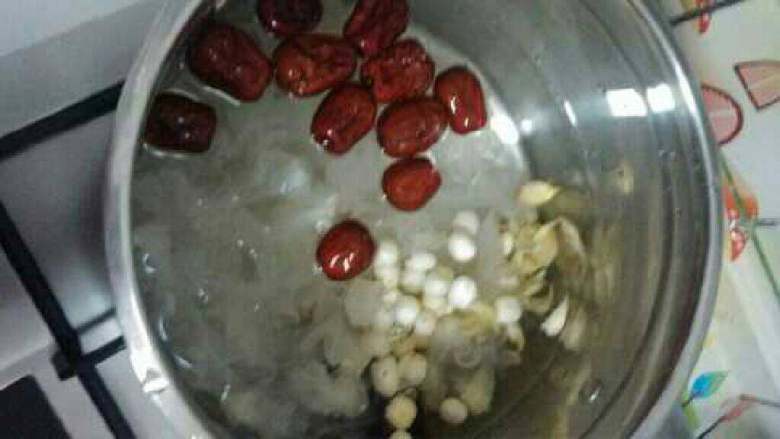 银耳莲子羹,放入准备好的食材