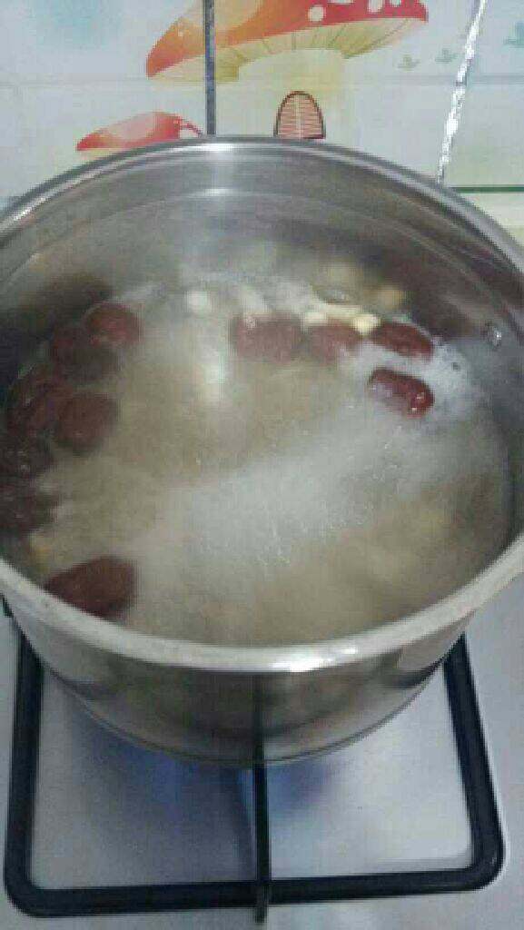 银耳莲子羹,大火烧开。。。煮十分钟。。