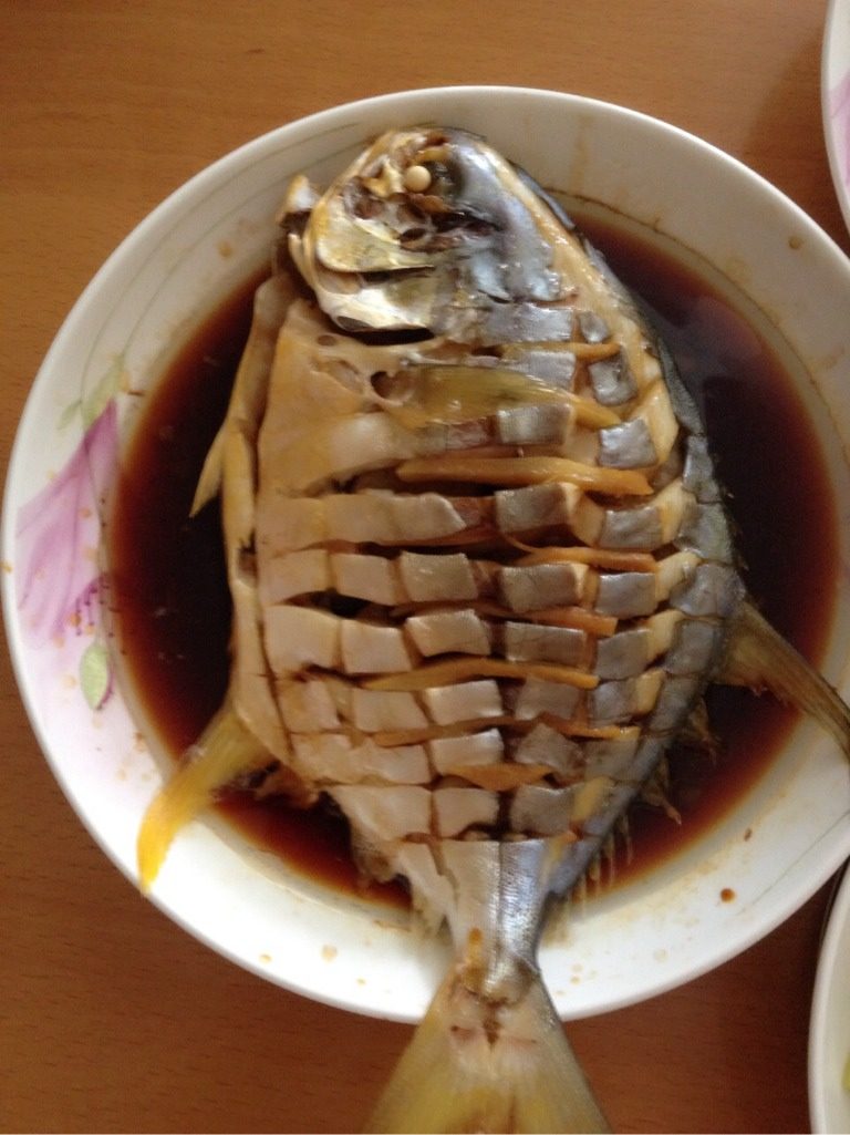 极品鲜蒸鱼！,再热锅，放多一下油，待油热得快冒烟了，就关火，趁热把油倒到鱼表面！（不过特别注意油会溅！）