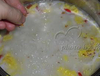 蛋花酒酿圆子,撒上一些干桂花即可