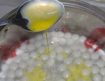 蛋花酒酿圆子,淋入打散的<a style='color:red;display:inline-block;' href='/shicai/ 9'>鸡蛋</a>，倒入事先调制好的水淀粉勾下芡