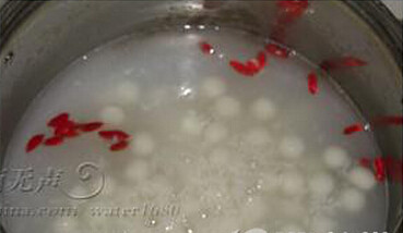 蛋花酒酿圆子,将小汤圆煮至浮起，倒掉一部分水，在煮好的汤里倒入米酒酿、<a style='color:red;display:inline-block;' href='/shicai/ 866'>冰糖</a>、<a style='color:red;display:inline-block;' href='/shicai/ 673'>枸杞</a>