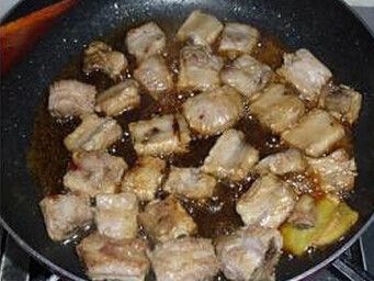 咖啡排骨,加入三大勺<a style='color:red;display:inline-block;' href='/shicai/ 788'>生抽</a>、二大勺<a style='color:red;display:inline-block;' href='/shicai/ 718'>料酒</a>、一勺<a style='color:red;display:inline-block;' href='/shicai/ 762'>老抽</a>、一勺醋、一勺<a style='color:red;display:inline-block;' href='/shicai/ 3729'>白糖</a>